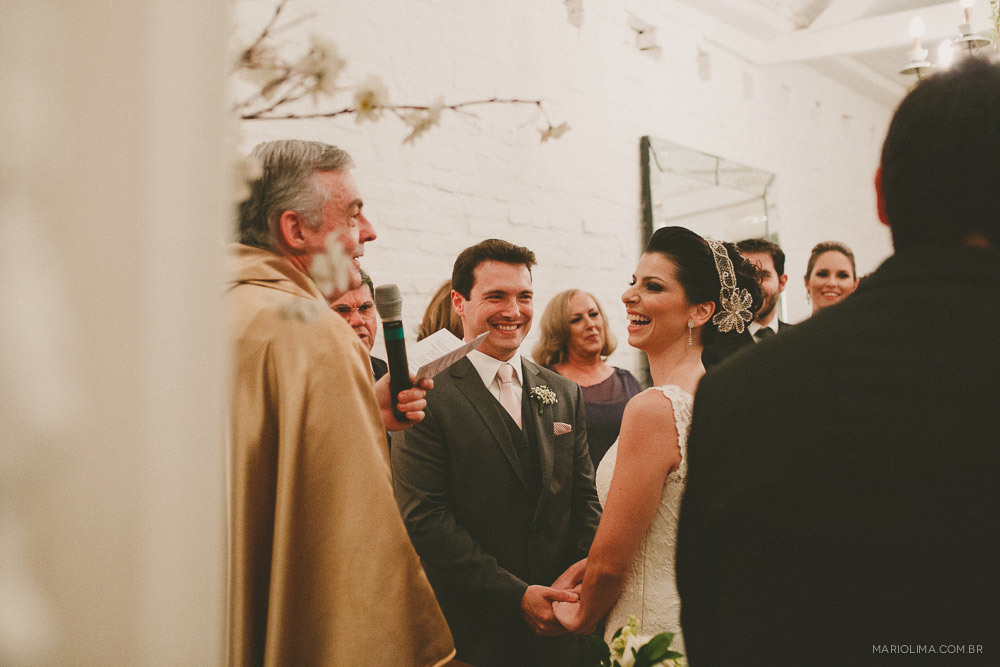 Padre conversando com a noiva em cerimônia de casamento no Studio Carlota