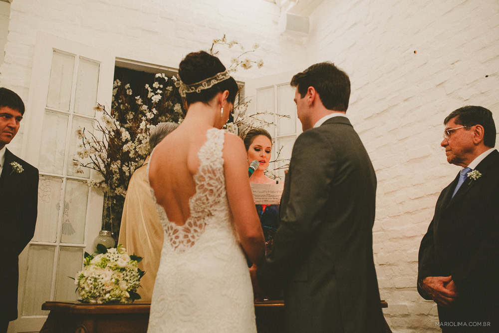 Noivos atentos em cerimônia de casamento no Studio Carlota