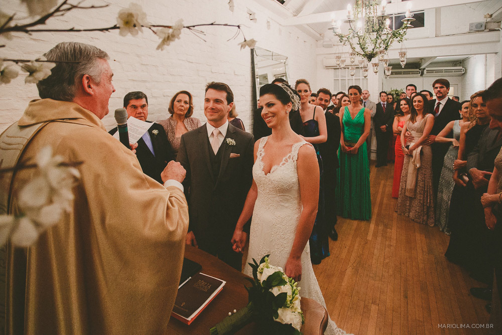 Fotografia de Padre realizando cerimônia de casamento no Studio Carlota