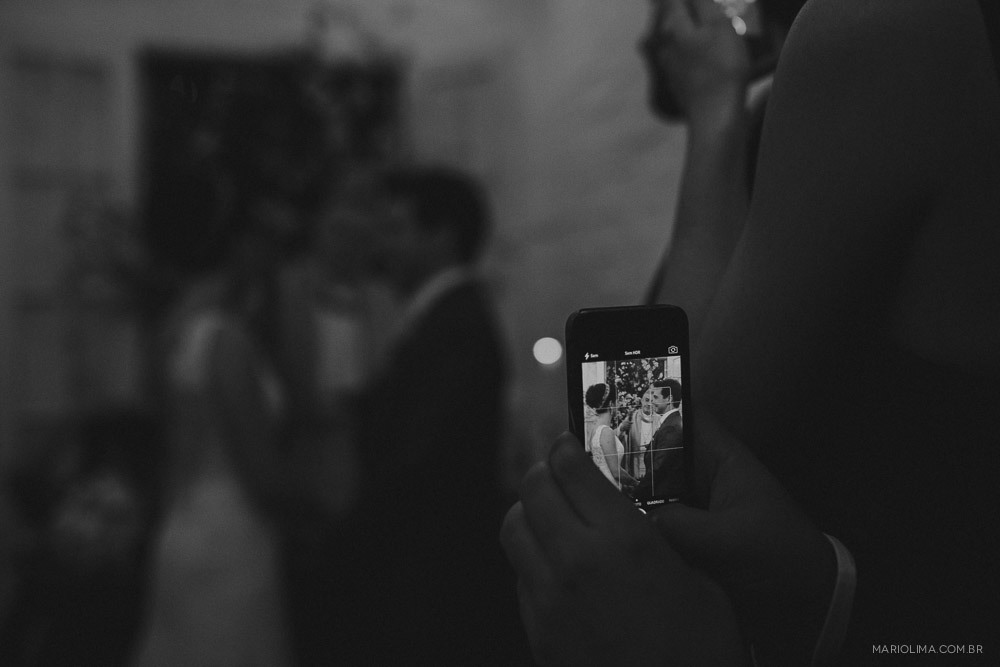 Padrinho fotografando cerimônia de casamento no Studio Carlota