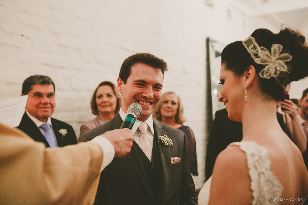 Noivo trocando votos em cerimônia de casamento no Studio Carlota