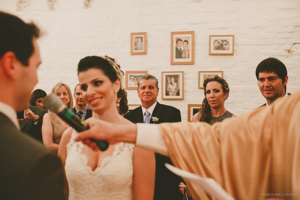 Noiva olhando para o noivo em cerimônia de casamento no Studio Carlota