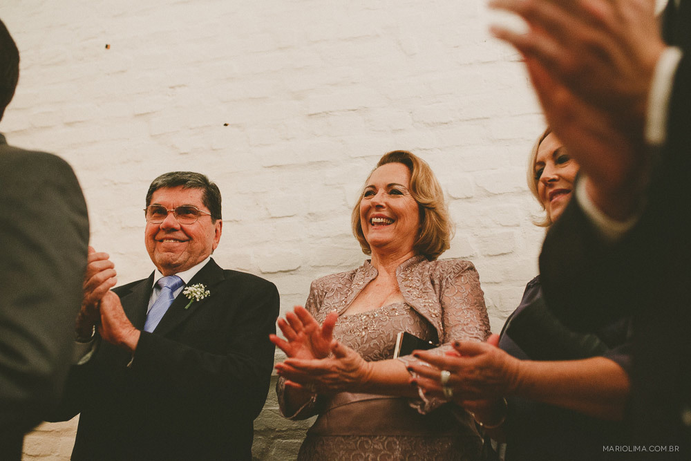 Pais aplaudindo cerimônia de casamento no Studio Carlota