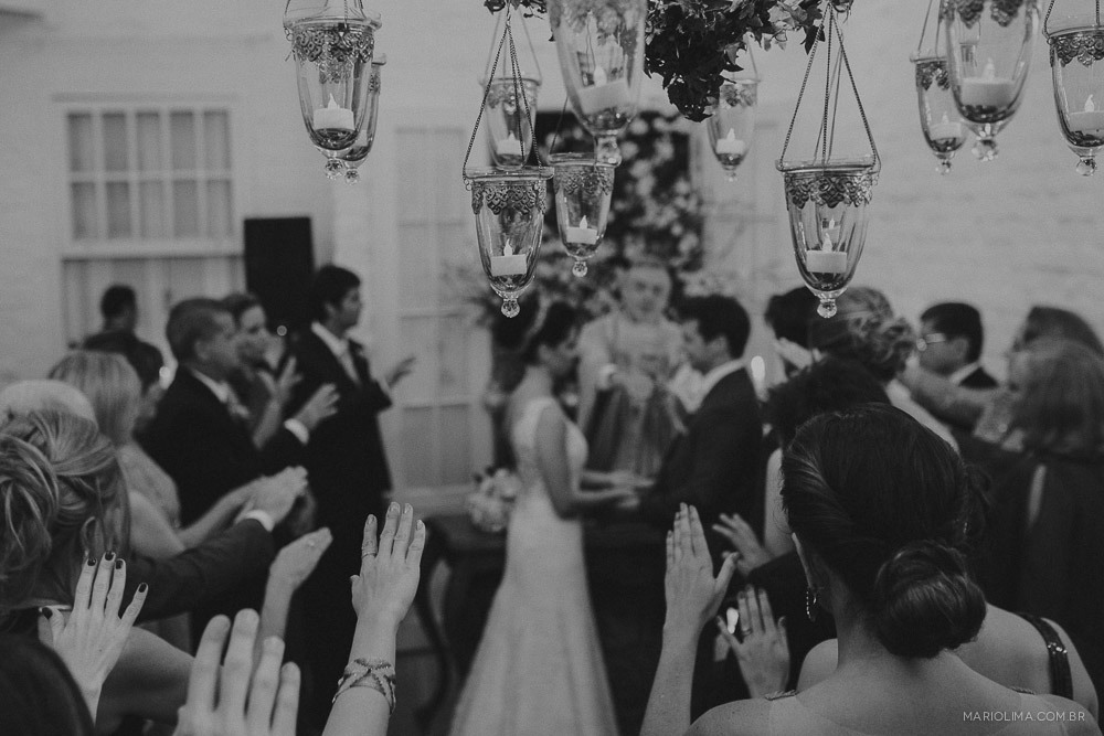 Fotografia de convidados aplaudindo os noivos em cerimônia de casamento no Studio Carlota