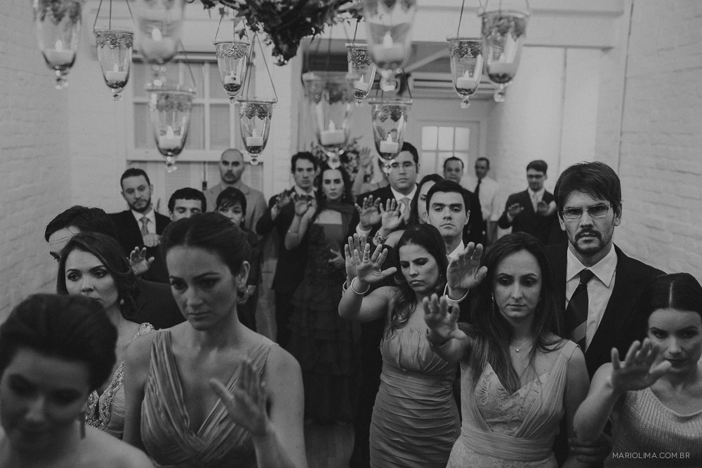 Convidados abençoando os noivos em cerimônia de casamento no Studio Carlota