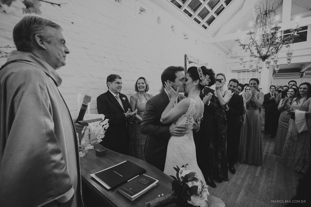 Beijo dos noivos em cerimônia de casamento no Studio Carlota