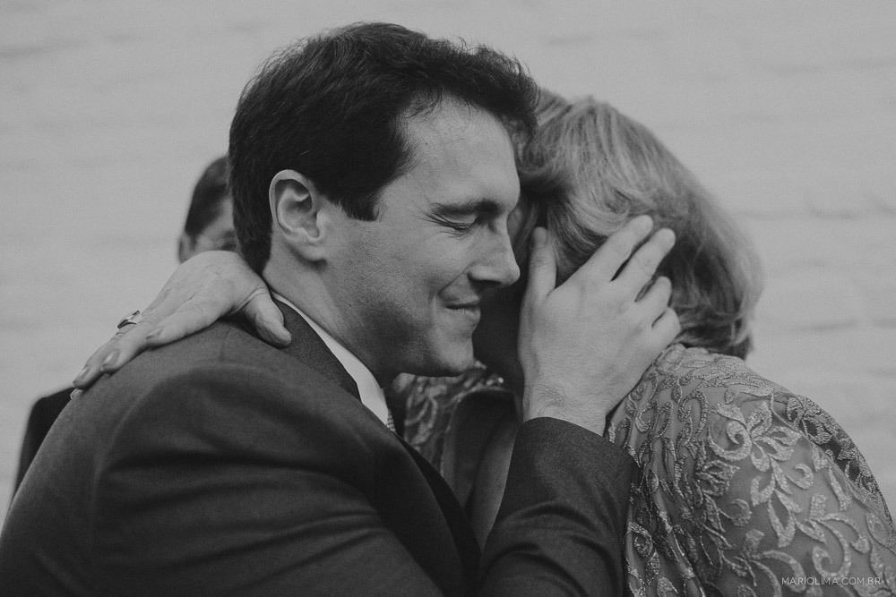 Noivo cumprimentando a mãe em cerimônia de casamento no Studio Carlota