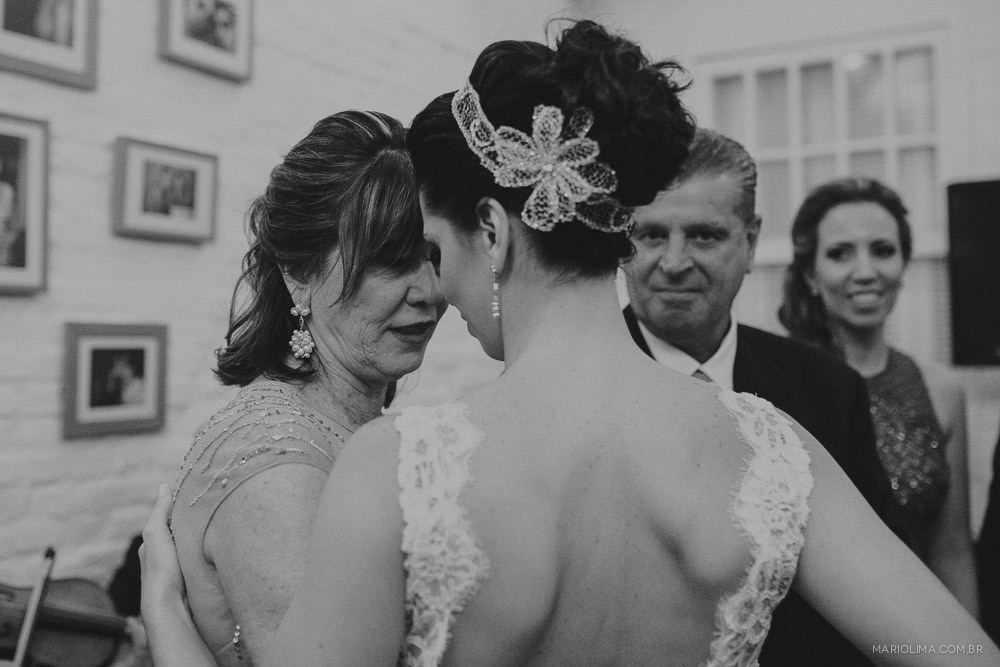 Noiva com os pais em cerimônia de casamento no Studio Carlota