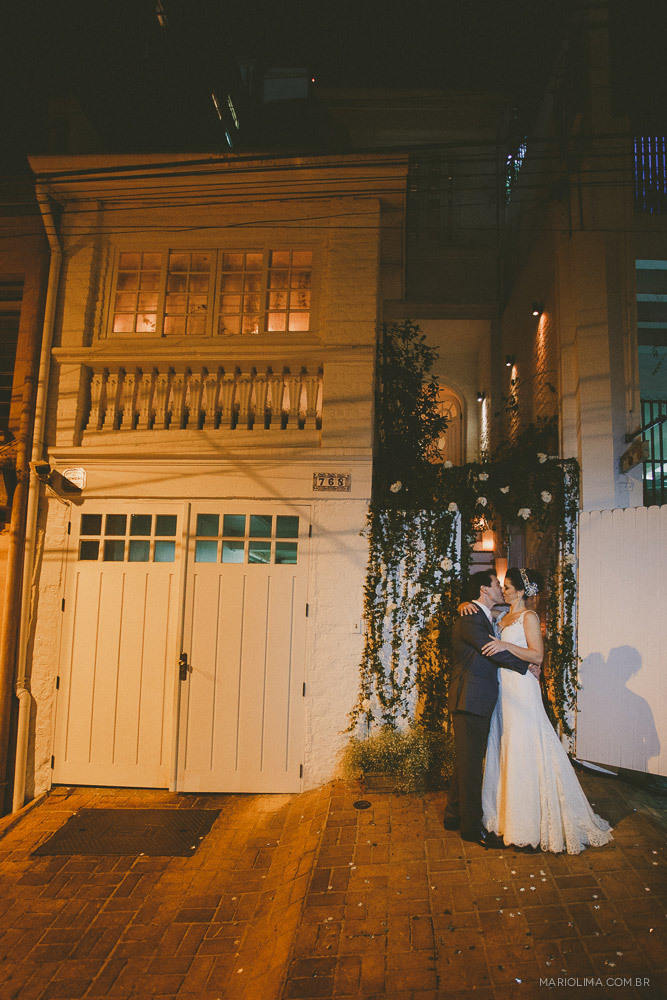 Fotografia de noivos se beijando na frente do Studio Carlota