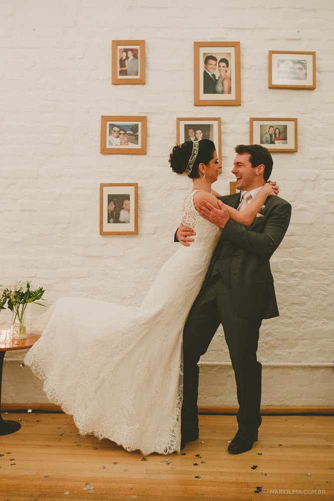 Noivo pegando a noiva no colo em festa de casamento no Studio Carlota