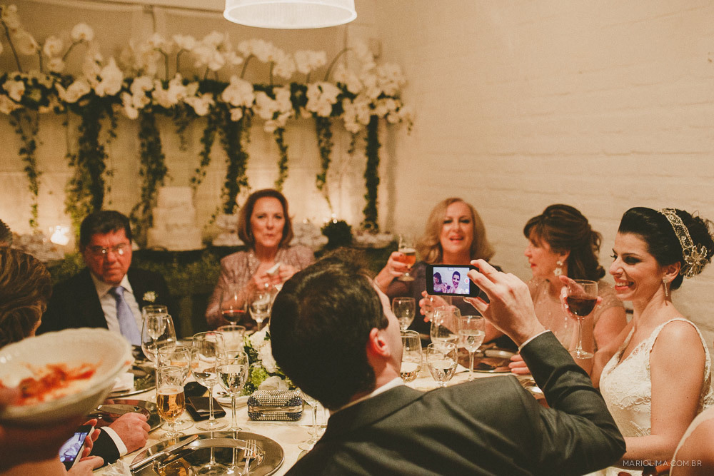 Noiva comendo com os familiares em festa de casamento no Studio Carlota