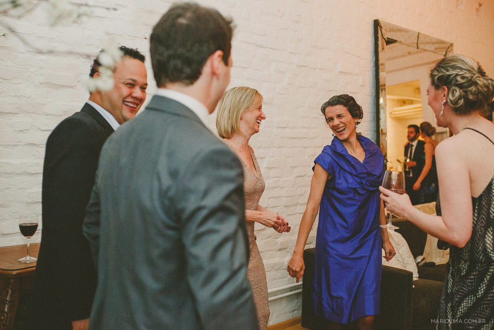 Convidados conversando em festa de casamento no Studio Carlota