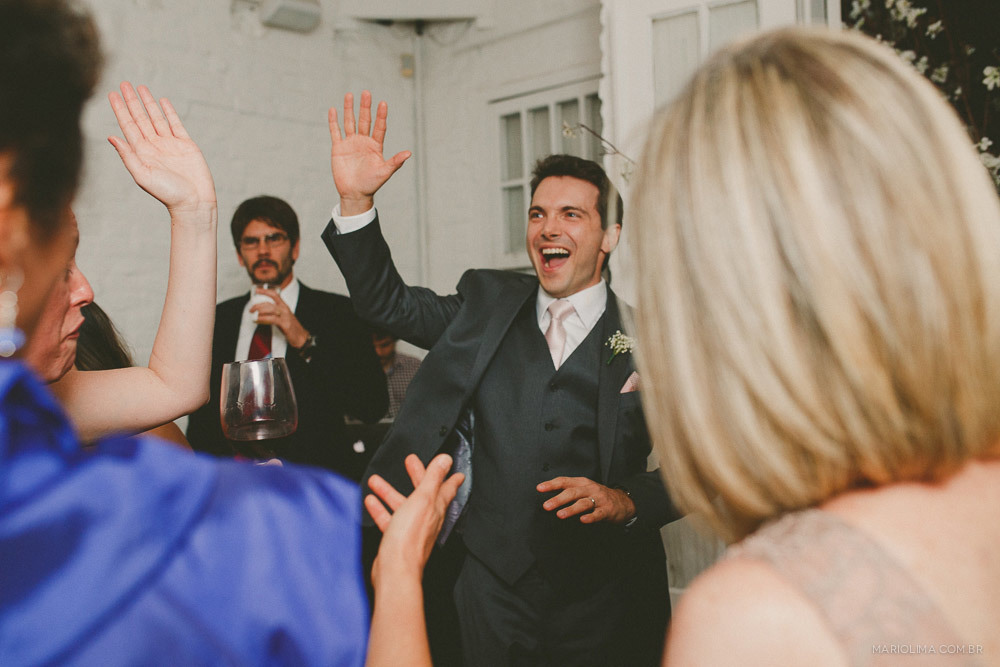 Noivo comemorando em festa de casamento no Studio Carlota
