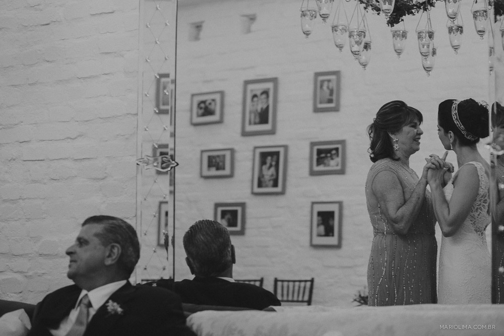 Noiva e mãe em festa de casamento no Studio Carlota