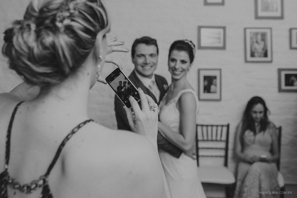 Madrinha fotografando os noivos em festa de casamento no Studio Carlota