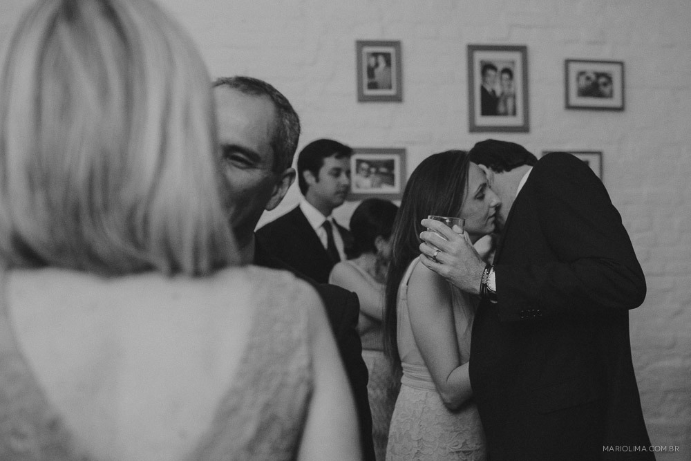 Padrinhos conversando em festa de casamento no Studio Carlota