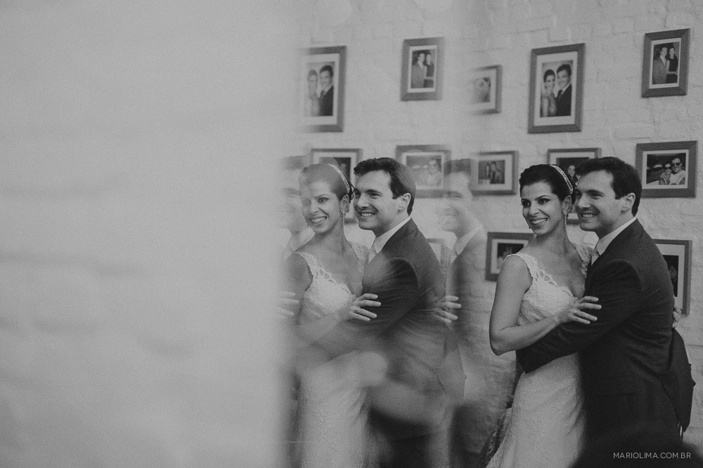 Noivos abraçados em festa de casamento no Studio Carlota