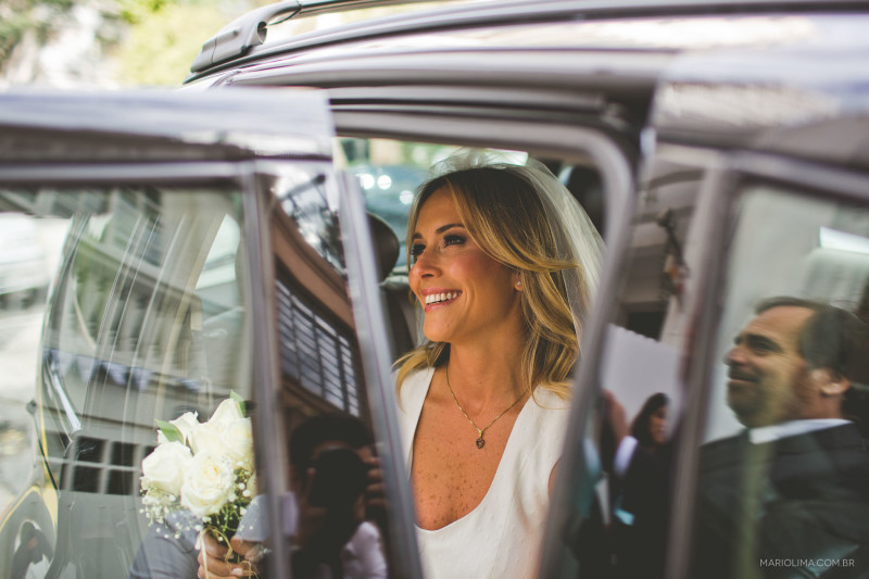 Retrato de noiva saindo do carro