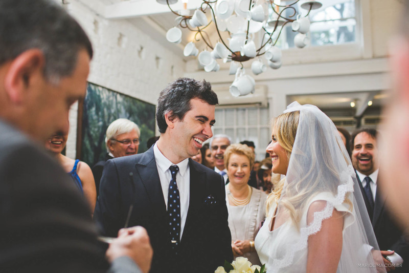 Noivos sorrindo em cerimônia de casamento no Studio Carlota