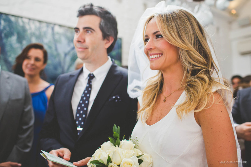 Olhar dos noivos em cerimônia de casamento no Studio Carlota