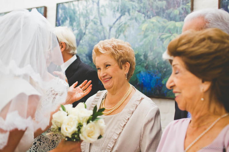 Noiva cumprimentando a avó em cerimônia de casamento no Studio Carlota