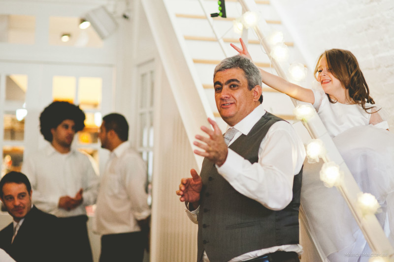Fotografia de daminha se despedindo de cerimônia de casamento no Studio Carlota