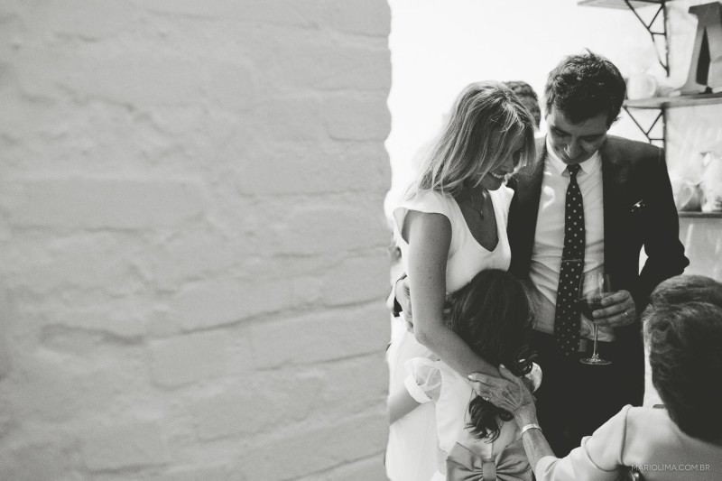 Noivos abraçando daminha e pajem em Studio Carlota