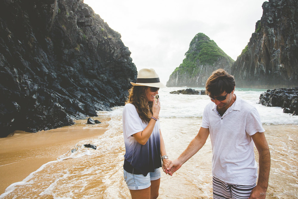 Fotografia de casal de maos dadas em Fernando de Noronha