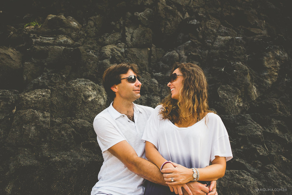 Fotografia de casal abraçado em Fernando de Noronha