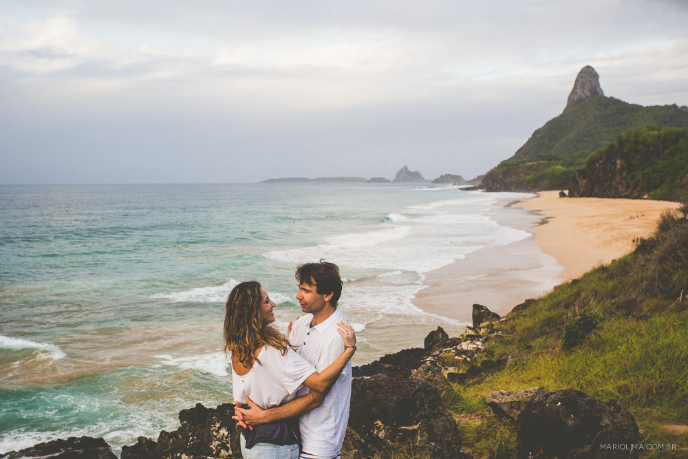 Retrato de casal abraçado em Fernando de Noronha