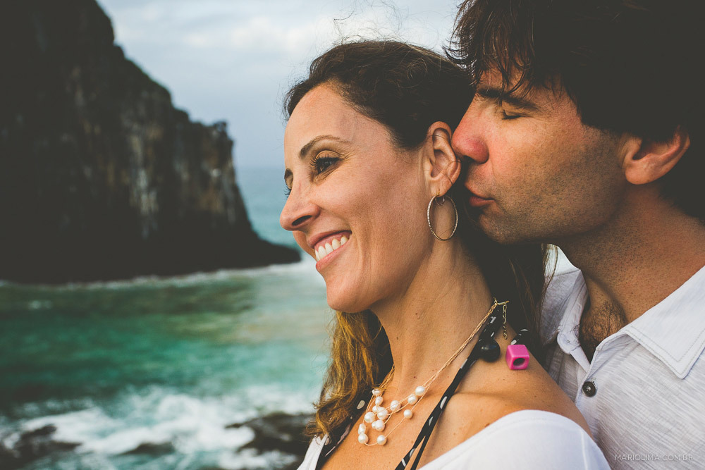 Fotografia de homem beijando o pescoço da mulher em Fernando de Noronha