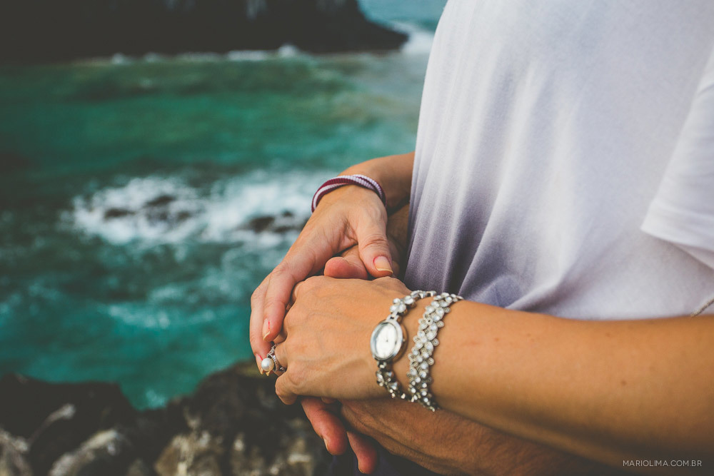 Fotografia de maos de casal em Fernando de Noronha