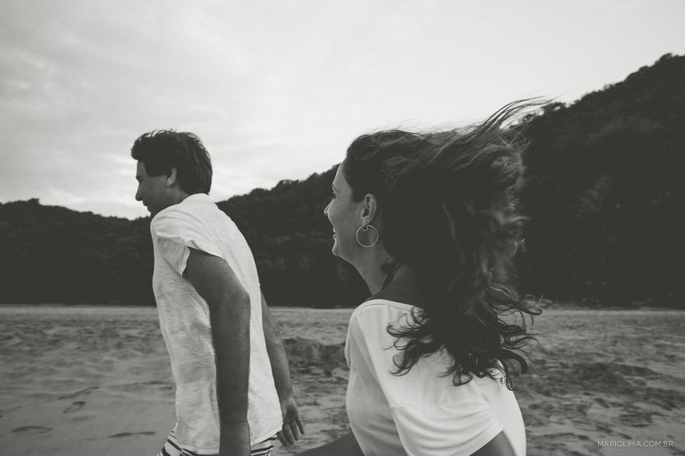 Casal correndo na praia de Fernando de Noronha