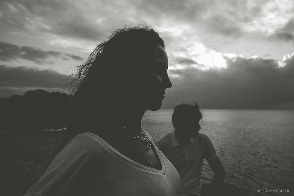 Fotografia de casal olhando o mar de Fernando de Noronha