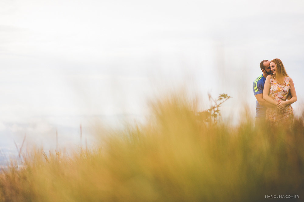Casal abraçado em Pedra Grande - Atibaia