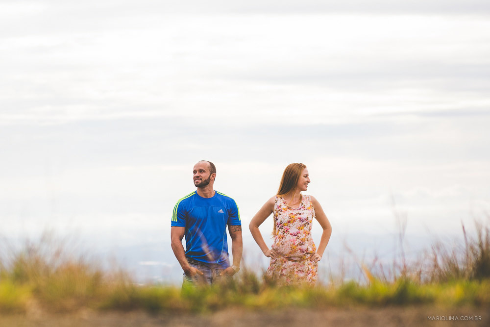 Retrato de casal olhando para o lado em Pedra Grande - Atibaia