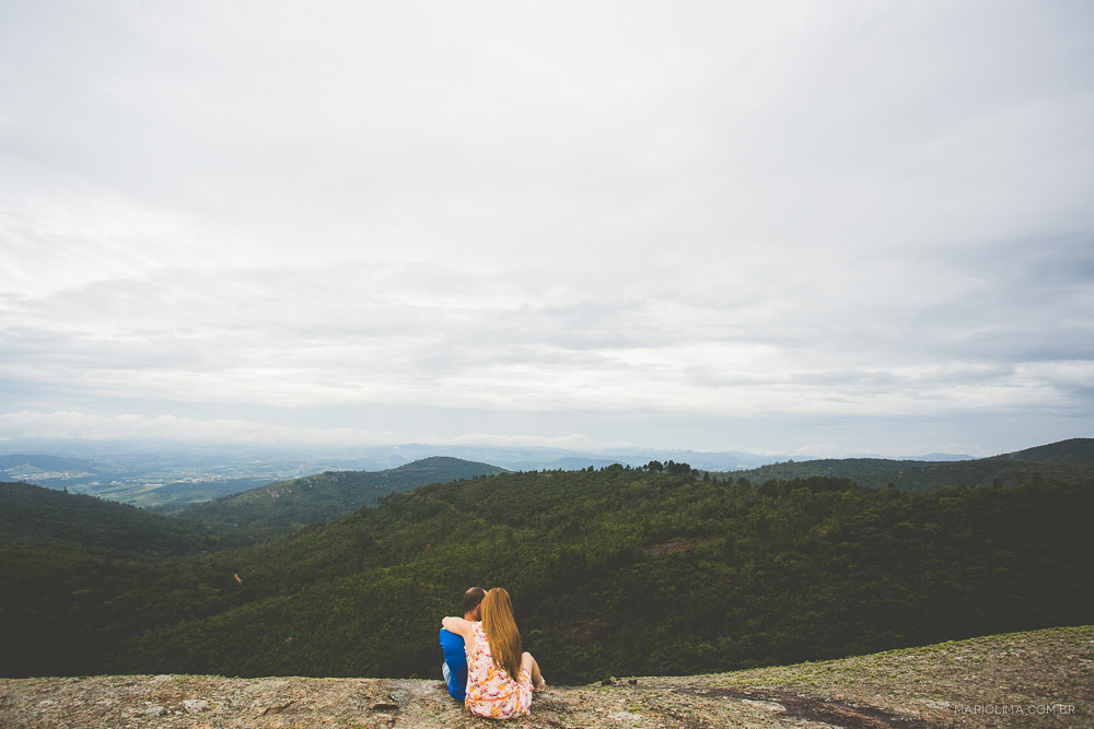 Fotografia de casal sentado em Pedra Grande - Atibaia
