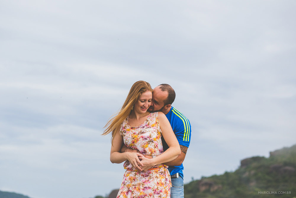 Retrato de casal abraçado em Pedra Grande