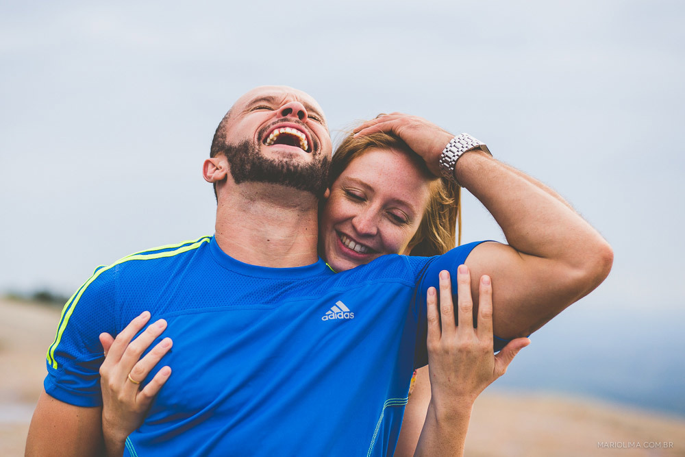 Retrato de casal sorrindo em Pedra Grande - Atibaia
