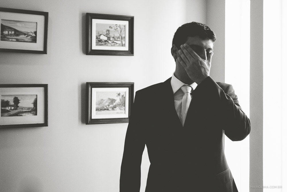 Fotografia de noivo emocionado