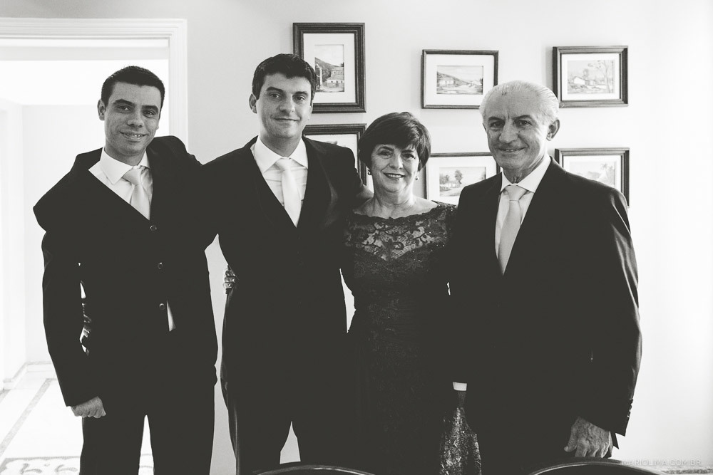 Fotografia de noivo com a família