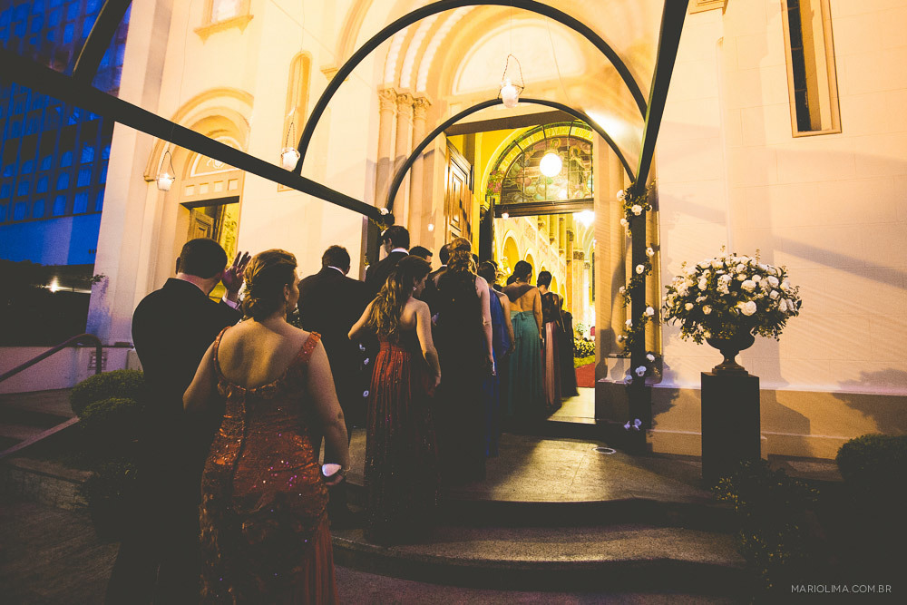 Retrato de padrinhos entrando em cerimônia de casamento na Igreja Santa Teresinha – Higienópolis