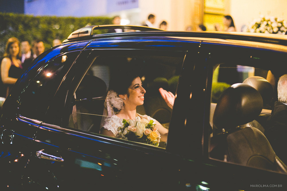 Fotografia de noiva no carro segurando bouquet feito por Fátima Casarini 