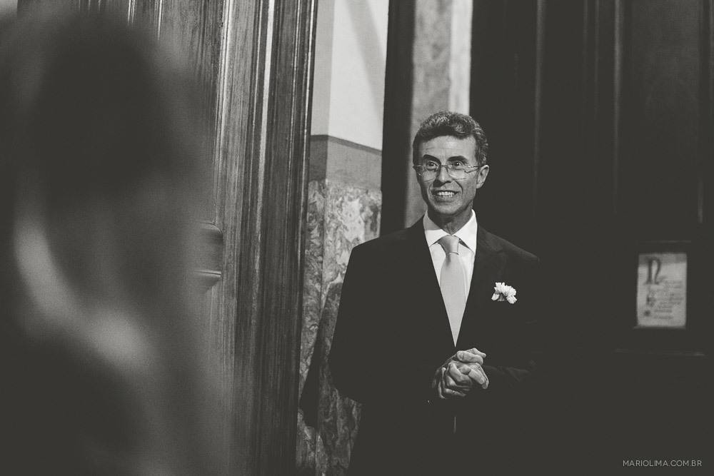 Fotografia de pai olhando para a noiva em Igreja Santa Teresinha – Higienópolis