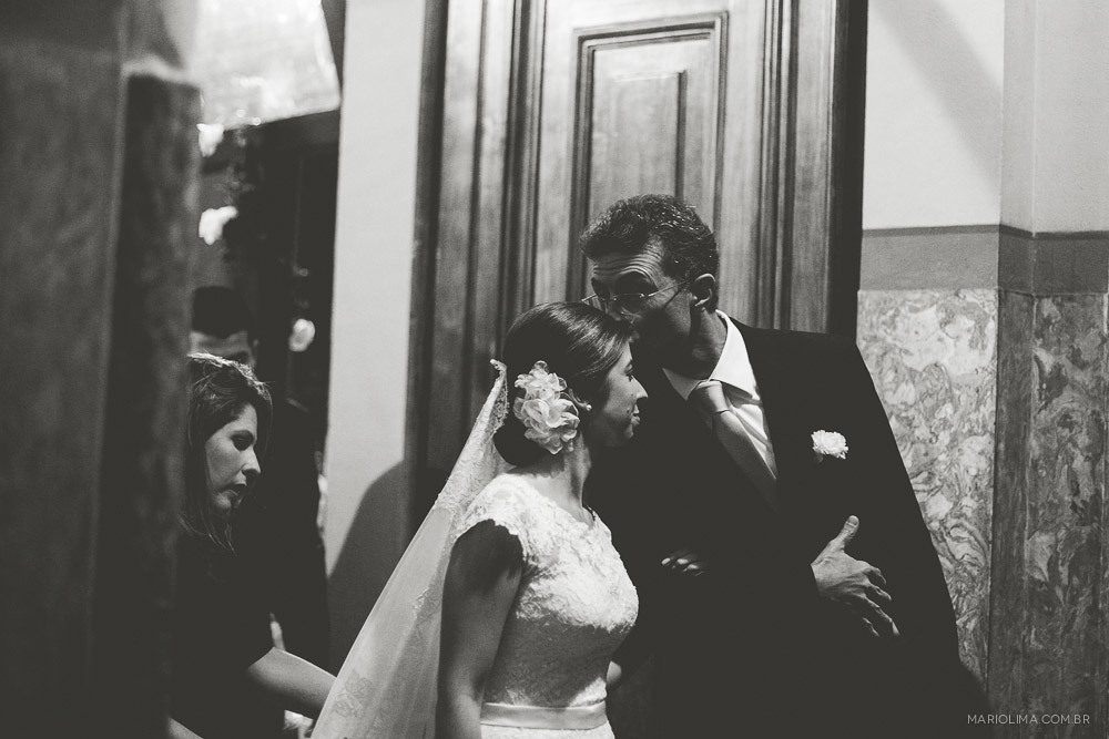 Pai beijando a testa da noiva em Igreja Santa Teresinha – Higienópolis