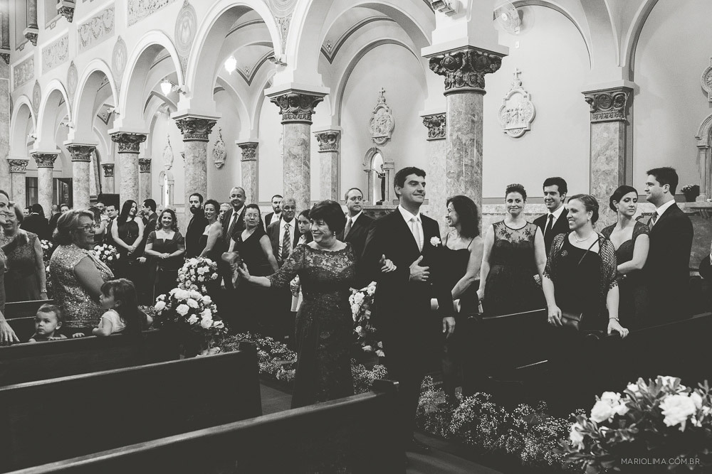 Mae entrando com o noivo em cerimônia de casamento na Igreja Santa Teresinha – Higienópolis