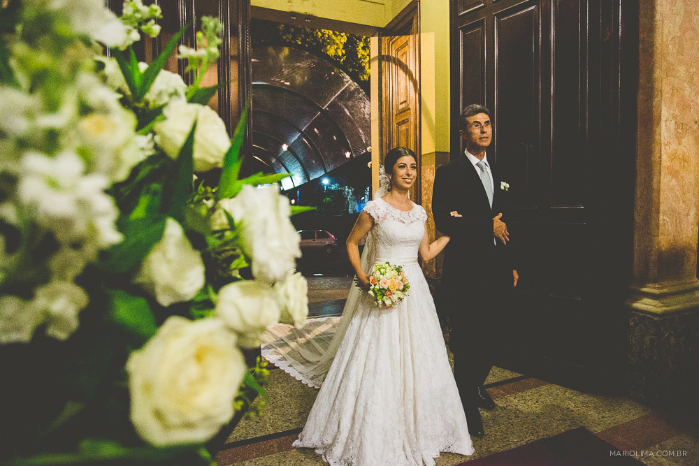 Noiva entrando com o pai na Igreja Santa Teresinha – Higienópolis