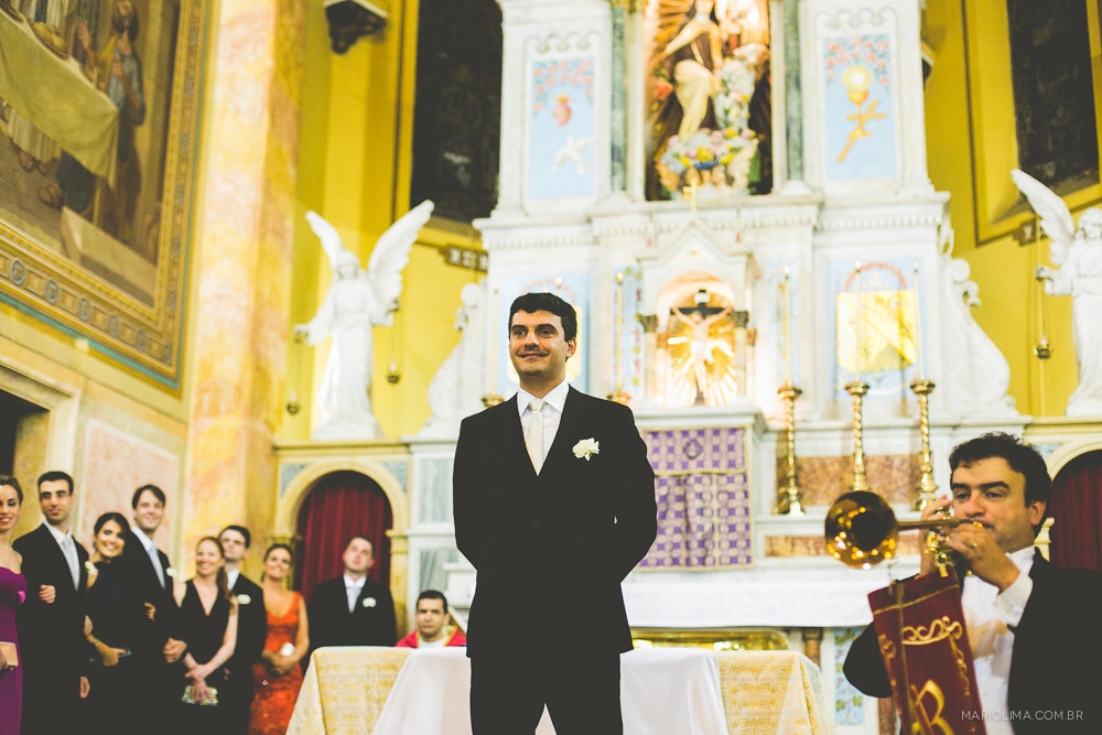 Noivo aguardando a noiva no altar da Igreja Santa Teresinha – Higienópolis