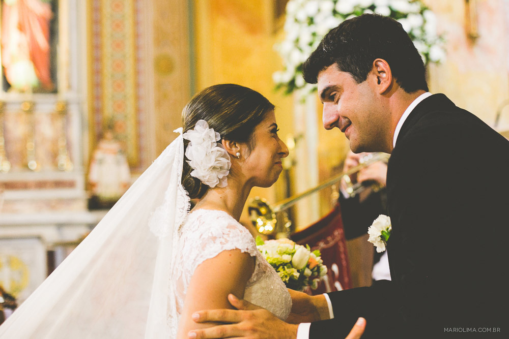 Noiva emocionada ao ver o noivo na Igreja Santa Teresinha – Higienópolis