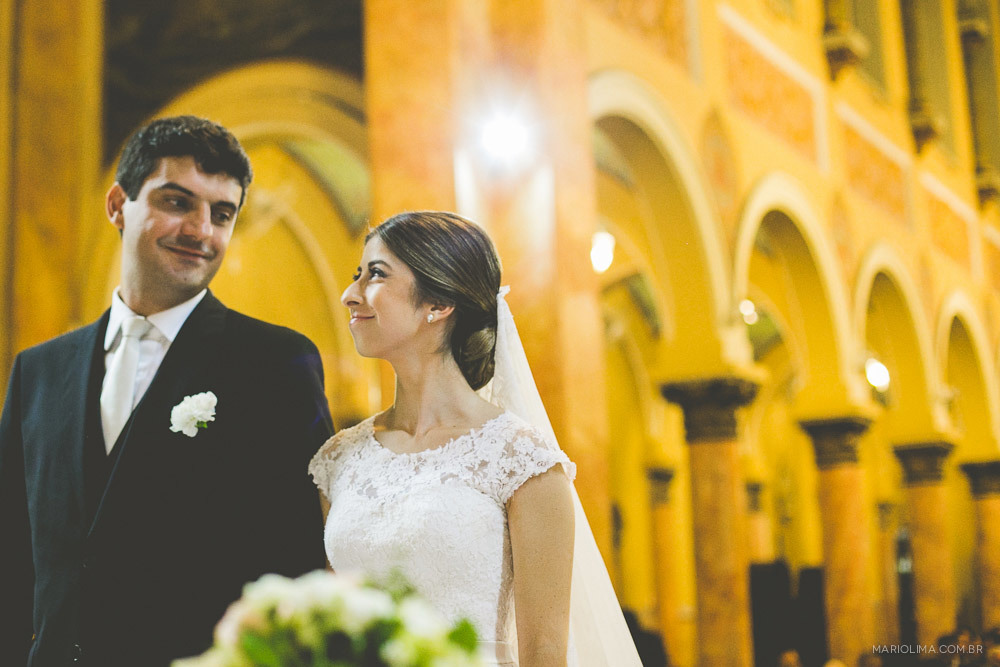 Fotografia de noivos se olhando na Igreja Santa Teresinha – Higienópolis